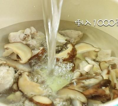 香菇炖鸡汤的做法