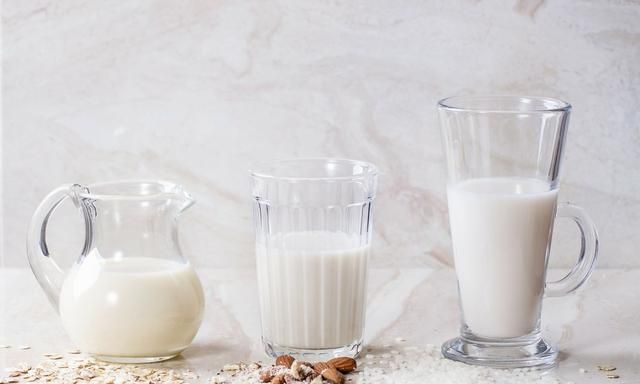 选好奶必知原则！乳品专家：天然活性营养是牛奶的核心价值