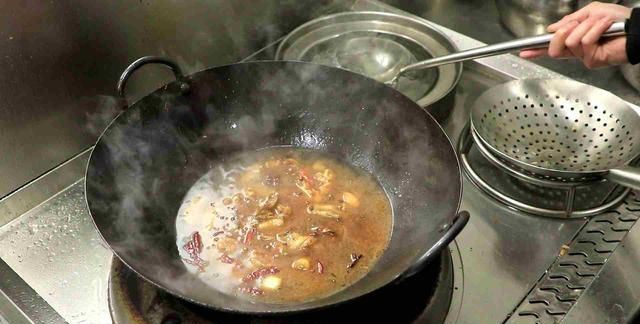 土豆烧鸡块的家常做法，做法够地道，肉嫩土豆香，这搭配看着馋人