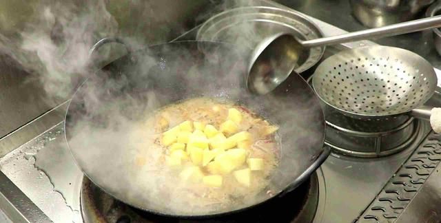 土豆烧鸡块的家常做法，做法够地道，肉嫩土豆香，这搭配看着馋人