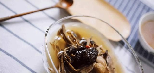 佳鲜厨房｜茶·树·菇·老·鸭·汤，“神菇”做的滋补汤