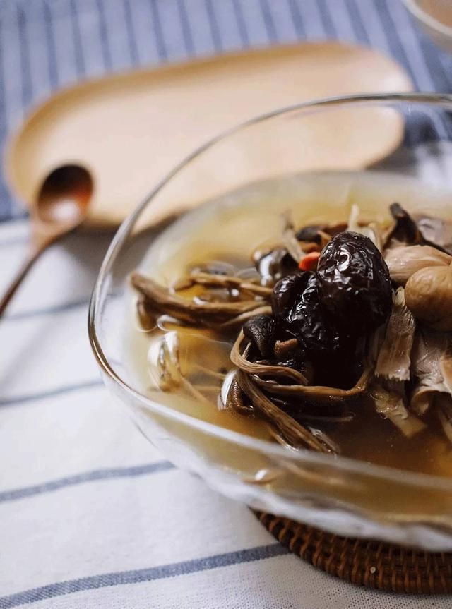 佳鲜厨房｜茶·树·菇·老·鸭·汤，“神菇”做的滋补汤