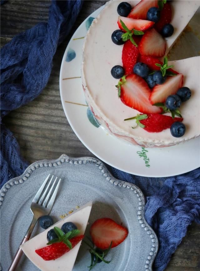 夏天最爱的草莓蛋糕，清爽细腻，配方升级，不用烤箱，零失败