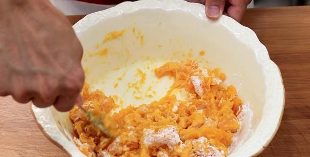厨师长教你南瓜饼最简单的做法，3分钟就能学会，外酥里软吃不腻