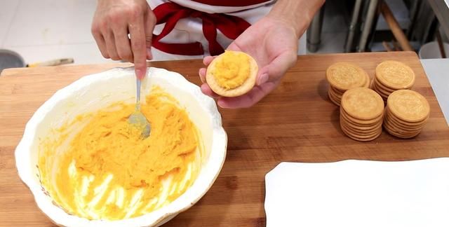 厨师长教你南瓜饼最简单的做法，3分钟就能学会，外酥里软吃不腻