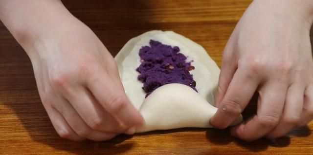 面包怎么做好吃？教你不一样的做法，配上紫薯馅儿，口感外脆内韧