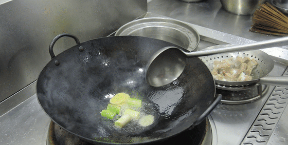 排骨汤这样炖！不仅汤汁清亮，排骨不腥，而且少油、少盐更健康