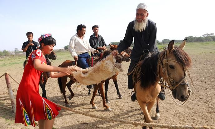 维吾尔族的叼羊