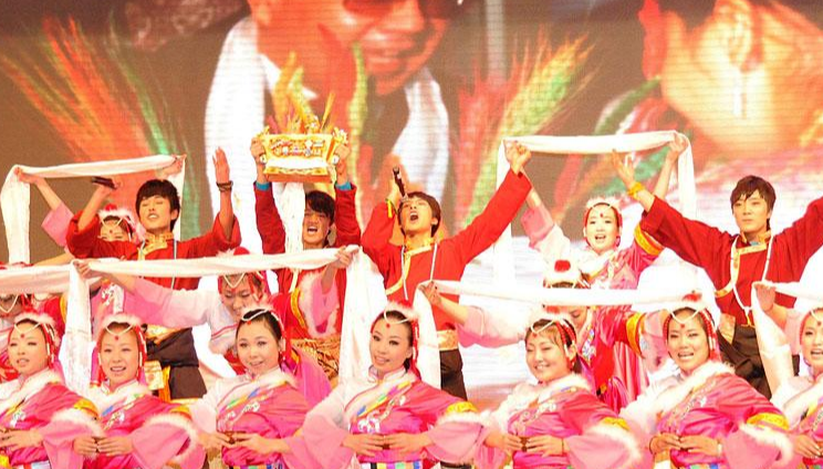 藏族同胞欢庆水龙（2012）新年