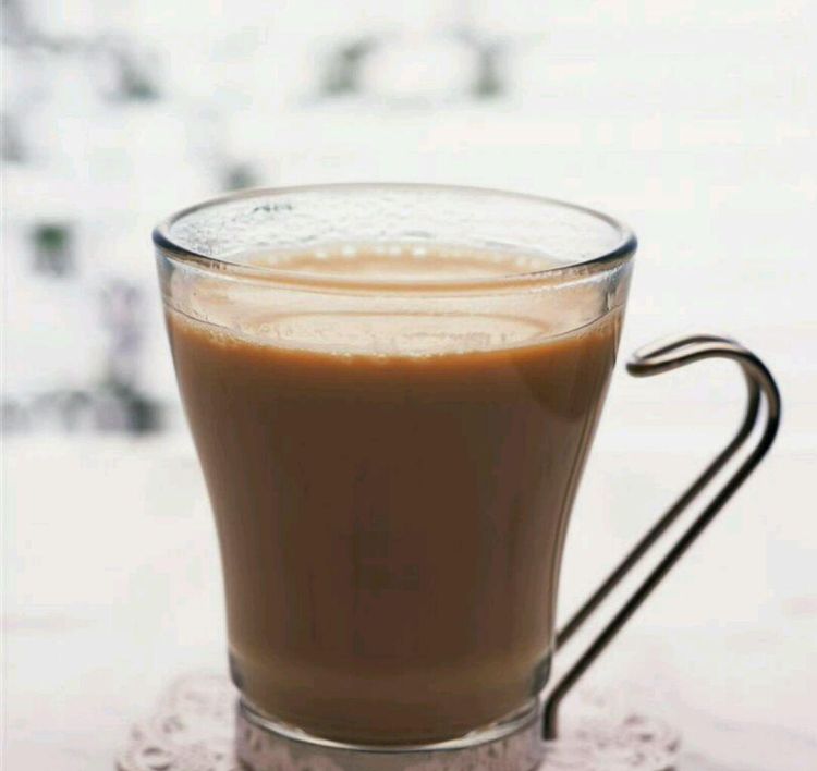 奶茶[牛奶和红茶的混合饮品]