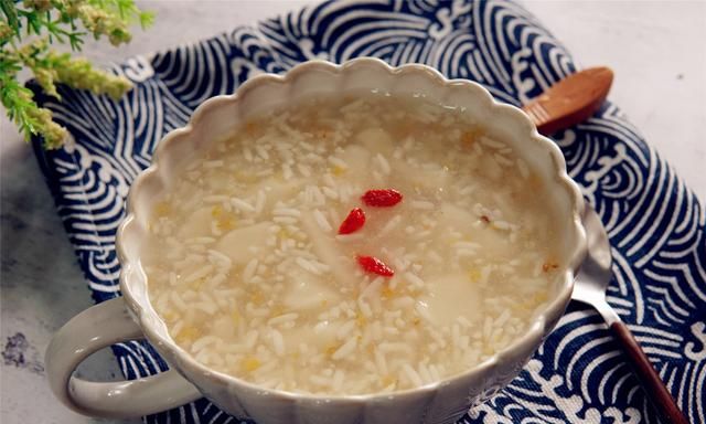 用米酒做汤，这一步不要省，甜蜜浓稠，武汉的老做法就是好喝