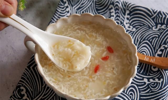 用米酒做汤，这一步不要省，甜蜜浓稠，武汉的老做法就是好喝