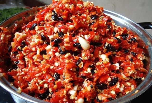 桂林三宝之一的辣椒酱制作简单，蒜香扑鼻