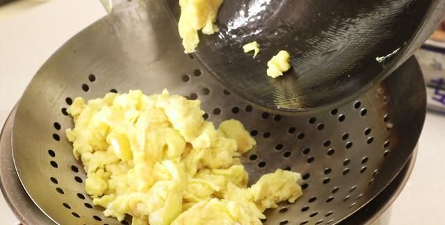 大厨教你做“洋葱炒鸡蛋”，鸡蛋滑嫩味道好，家常菜简单又营养