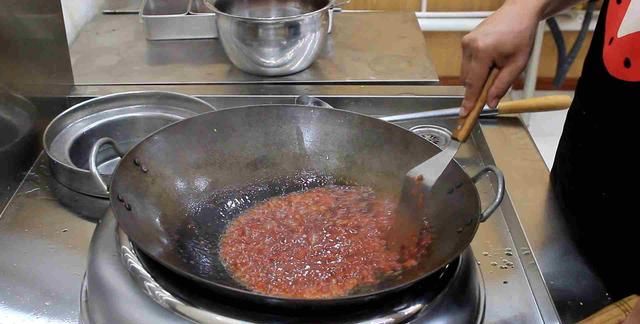 厨师长教你一个火锅底料的熬制方法，油而不腻简单美味，至冬佳品