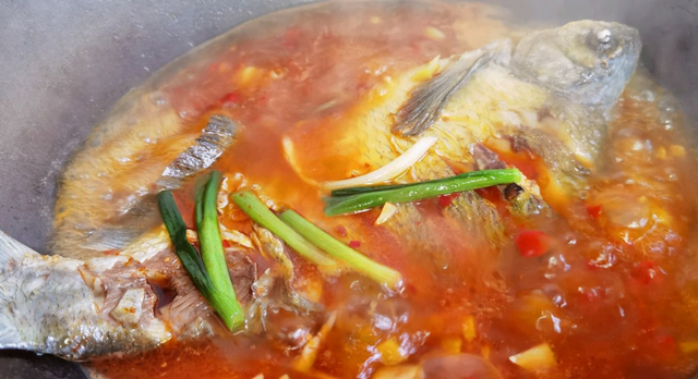 无论什么鱼，红烧时牢记3个技巧，鱼肉软嫩鲜美没腥味，太好吃了
