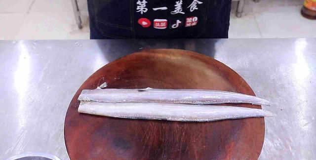 2条带鱼1块生姜，厨师长用生姜烧带鱼，出锅鲜香扑鼻无腥味