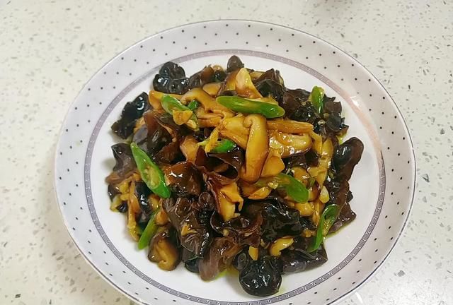 家常菜-木耳炒香菇