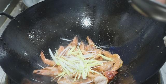 大厨分享“油焖大虾”做法，教程简单实用，在家做出饭店的味道