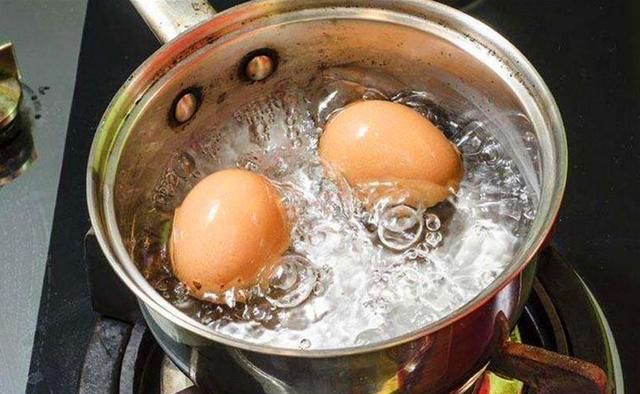 冷水煮鸡蛋好还是热水煮鸡蛋好图1