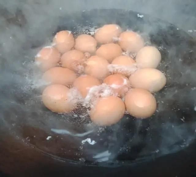 冷水煮鸡蛋好还是热水煮鸡蛋好图8